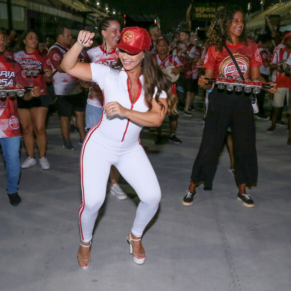 Viviane Araujo é rainha de bateria da Academicos do Salgueiro
