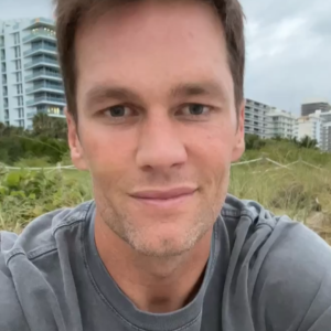 Tom Brady gravou um vídeo para anunciar aposentadoria: 'Quando acordei esta manhã, eu apertei 'Gravar' para deixar vocês saberem primeiro'