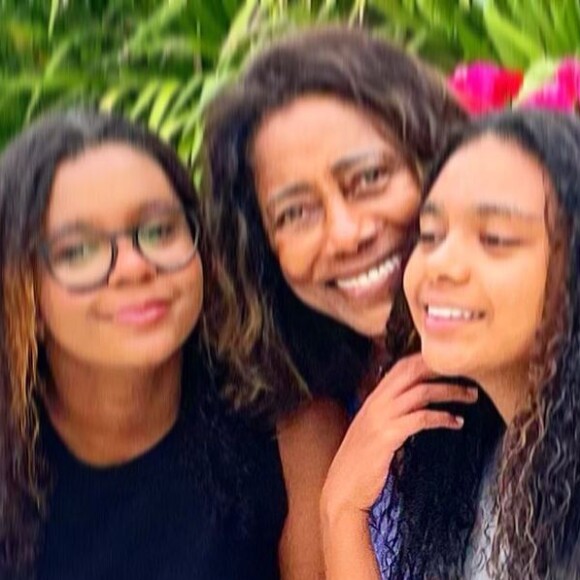 Laura e Maria são apaixonadas pela mãe, Glória Maria