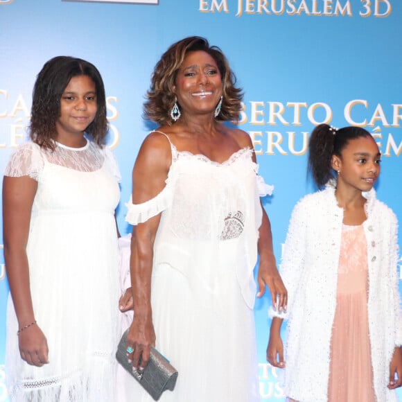 Gloria Maria com Maria e Laura em 2019, nos bastidores do show de Roberto Carlos