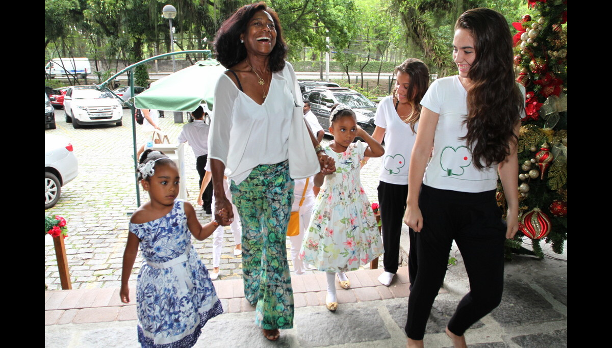 Foto Gloria Maria com as filhas Maria, com 6 anos, e Laura, com 5, em foto de dezembro de 2013 Foto Gloria Maria com as filhas Maria, com 6 anos, e Laura, com 5, em foto de dezembro de 2013