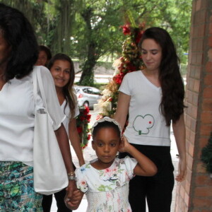 Gloria Maria com as duas filhas, ainda crianças, em 2013