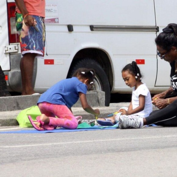Gloria Maria, mãezona, dedicava todos os momentos na companhia das duas filhas, Laura e Maria, como mostra este flagra em janeiro de 2013