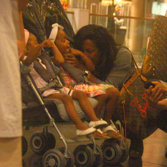 Momentos de carinho de Gloria Maria com as duas filhas eram registradas por paparazzi no Rio de Janeiro