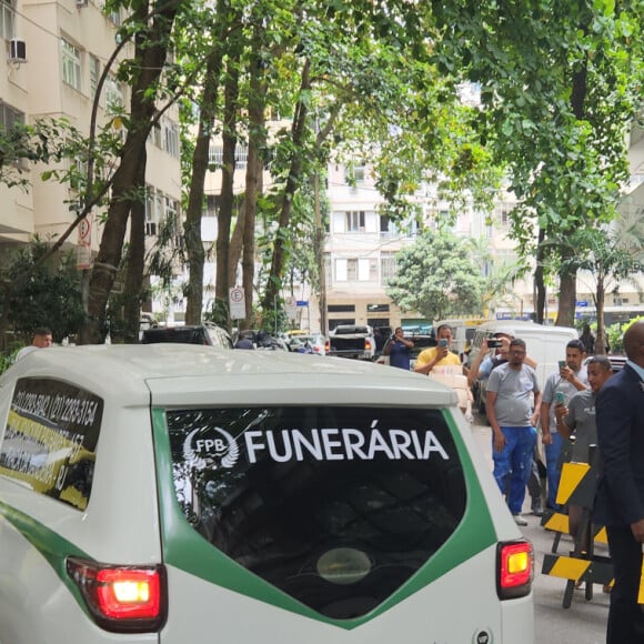 Corpo de Gloria Maria foi levado para início das preparações do velório