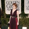 No Globo de Ouro 2012, Emma Stone escolheu um vestido vinho Lavin com um cinto com fivela de águia. Não ficou incrível?
