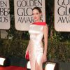Angelina Jolie deixou a perna à mostra em uma fenda generosa no modelo da grife Atelier Versace no Globo de Ouro 2012
