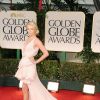 Charlize Teron chamou a atenção com um vestido Dior rosê deslumbrante no Globo de Ouro de 2012. A atriz usou joias Cartier na ocasião