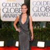 O decote ousado do vestido Gucci usado por Olivia Wilde no Globo de Ouro 2010 também chamou a atenção no tapete vermelho