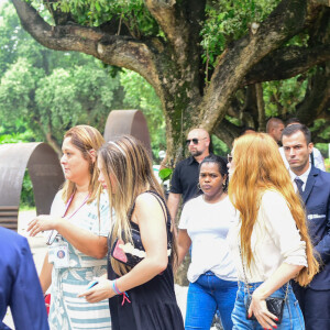 Velório de Gloria Maria: Marina Ruy Barbosa deixou seu carro ao chegar para velar a jornalista