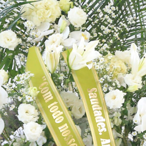 Velório de Gloria Maria: Angélica e Luciano Huck enviaram coroa de flores