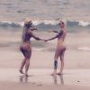 Vanessa Mesquita e Clara Aguilar andaram de mãos dadas em uma praia de Florianópolis