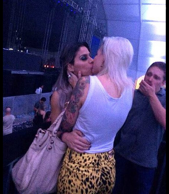 Vanessa Mesquita e Clara Aguilar foram vistas aos beijos em um evento em Florianópolis (SC)