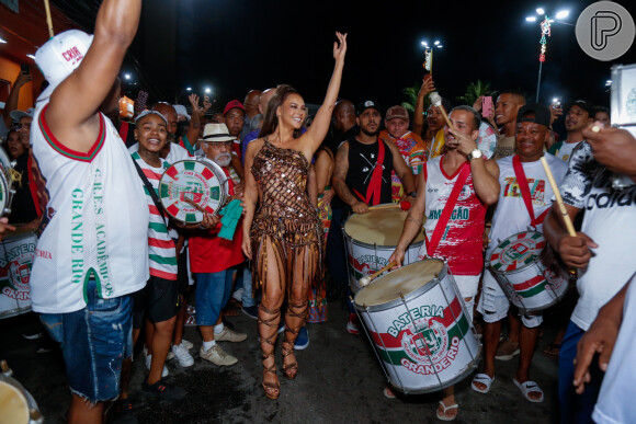 O ensaio de rua da Grande Rio movimentou as ruas de Duque de Caxias, na Baixada Fluminense