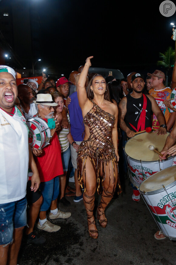 Paolla Oliveira brilhou diante dos ritmistas da Tricolor de Caxias no ensaio de rua