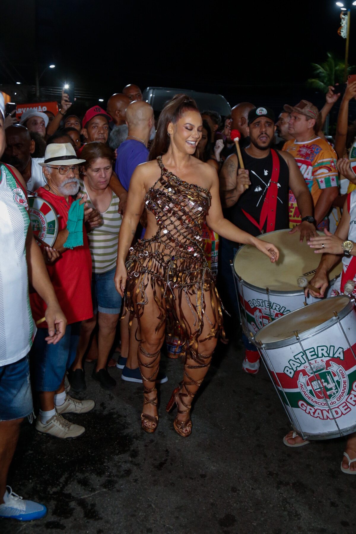 Foto: Paolla Oliveira Parou Tudo Ao Exibir Mais Um Look Para Sambar ...