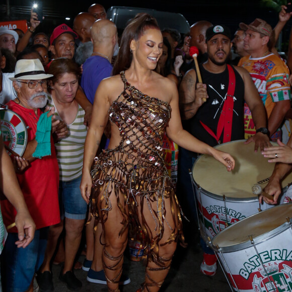 Paolla Oliveira parou tudo ao exibir mais um look para sambar como rainha da Grande Rio