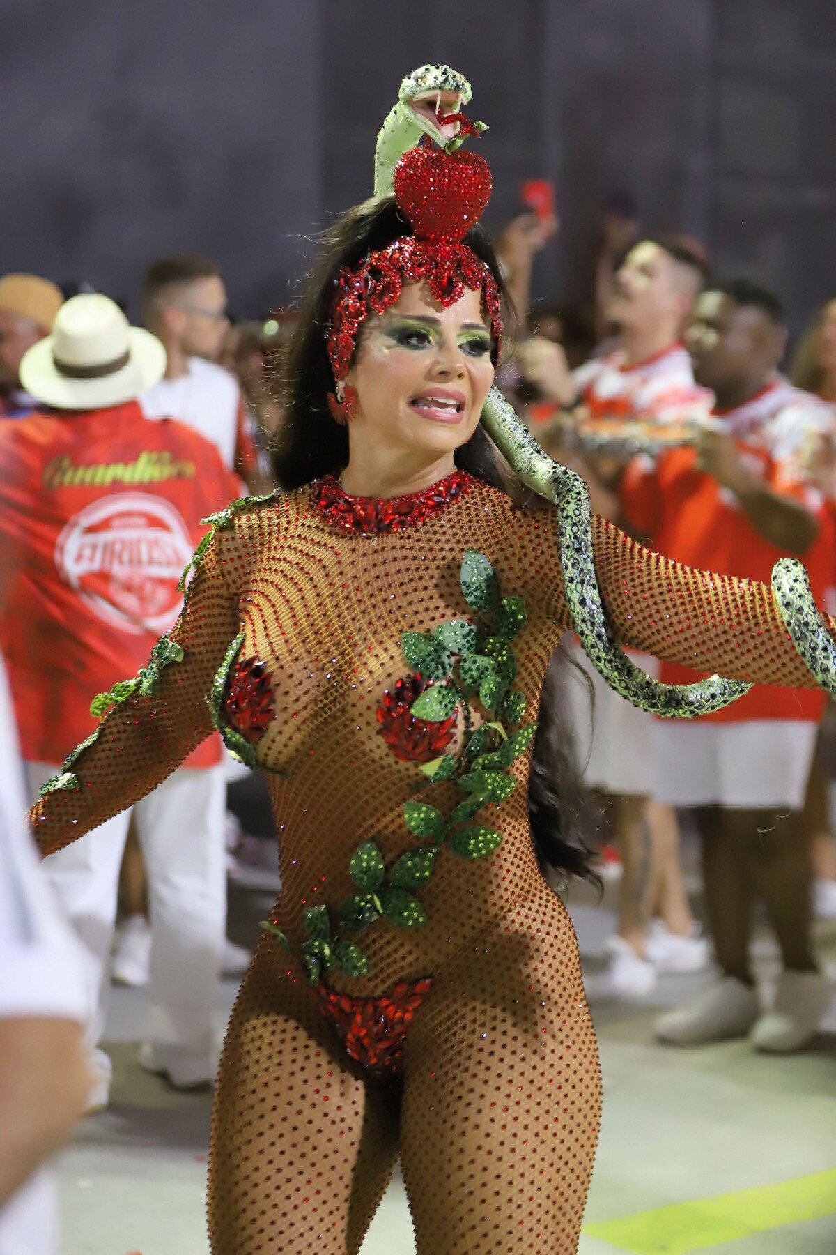 Foto: Sexy, Viviane Araújo desfilou com uma cobra enrolada no corpo -  Purepeople