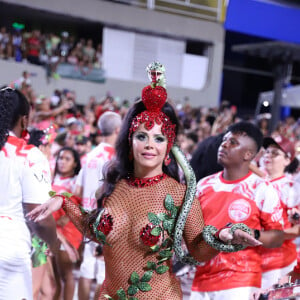 Viviane Araújo usou um biquíni fio-dental micro no desfile