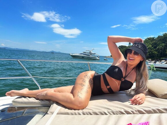 Andressa Urach de biquíni: modelo tem exibido diversos registros da viagem para Santa Catarina nas redes sociais