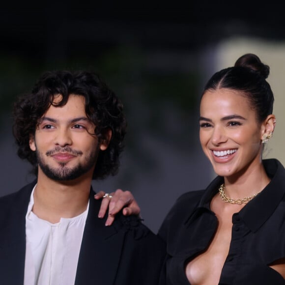 Fãs de Bruna Marquezine e Xolo Maridueña andam preocupados com os rumores da possível relação amorosa dos atores