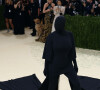 Balenciaga era uma das grifes mais usadas por Kim Kardashian: o icônico look preto dela no MET Gala foi dessa marca