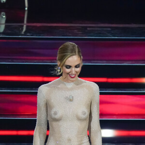 Vestido com ilusão de ótica de nudez ganhou apelido de 'sem vergonha' e foi usado por Chiara Ferragni em festival