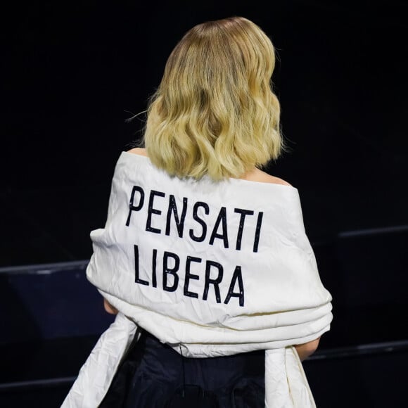 Os dizeres 'Pense Livremente' se destacavam na estola Dior usada por Chiara Ferragni