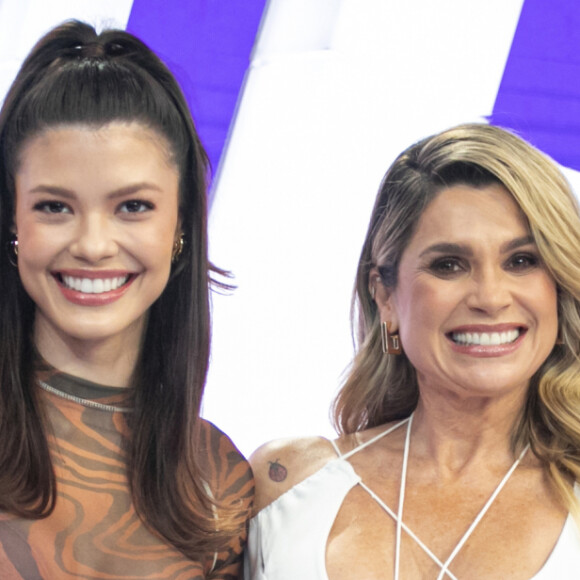 Vitória Strada e Marcella Rica são noivas desde o réveillon 2020-2021; na foto, casal ao lado de Flavia Alessandra e a filha Giulia Costa