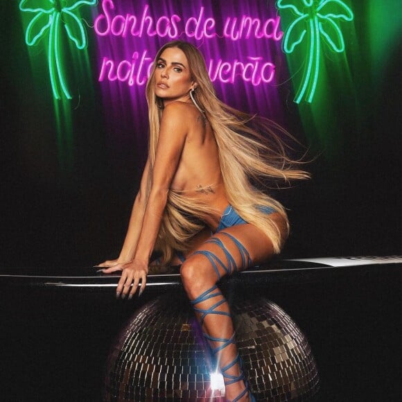 Deborah Secco usou microshorts em caracterização com Bruna Surfistinha no Baile Vogue