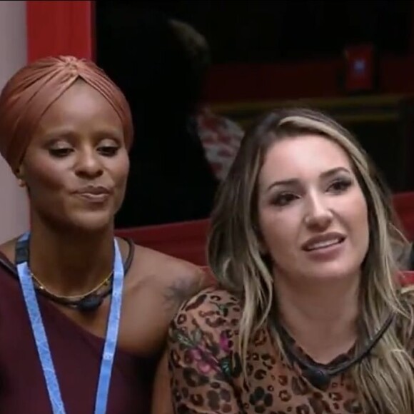 Amanda então imunizou Aline Wirley