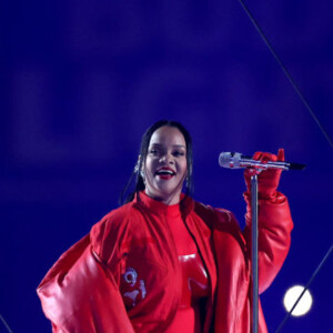 Rihanna fez show de tirar o fôlego no Super Bowl: sua maquiagem foi toda feita com produtos Fenty Beauty