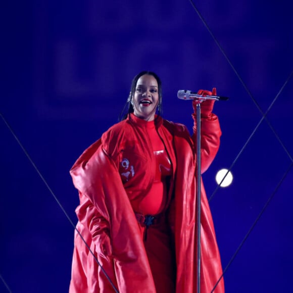 Rihanna fez show de tirar o fôlego no Super Bowl: sua maquiagem foi toda feita com produtos Fenty Beauty