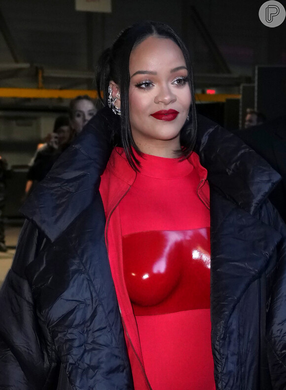 Rihanna usou batom vermelho ainda não lançado no Brasil no show realizado no intervalo do Super Bowl