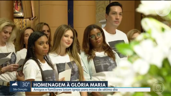 Filhas de Gloria Maria compareceram à Missa de Sétimo Dia da Mãe com uma blusa com a mensagem 'Seja você sua própria inspiração'