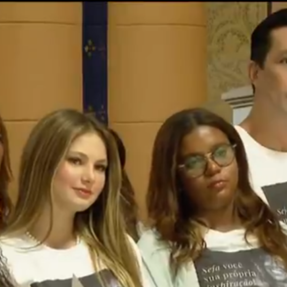 Filhas de Gloria Maria compareceram à Missa de Sétimo Dia da Mãe com uma blusa com a mensagem 'Seja você sua própria inspiração'