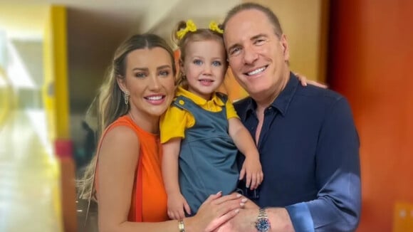 Em tratamento contra câncer, Roberto Justus exibe cabelo curto ao levar filha com Ana Paula Siebert para escola