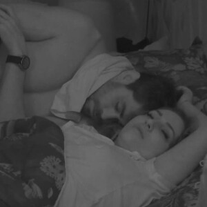 BBB 23: Cara de Sapato e Amanda trocam carinhos quando dormem juntos