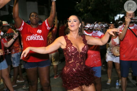 Viviane Araujo é uma das Rainhas de Bateria mais celebradas do Carnaval