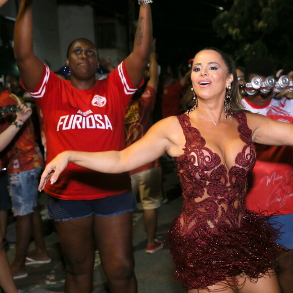 Viviane Araujo é uma das Rainhas de Bateria mais celebradas do Carnaval