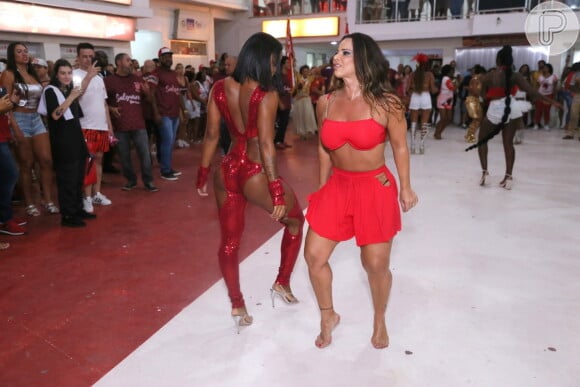 Viviane Araujo tem exibido o corpo sarado nos ensaios do Carnaval