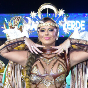 Viviane Araújo apostou em fantasia com renda em primeiro desfile de carnaval após a maternidade em 19 de fevereiro de 2023