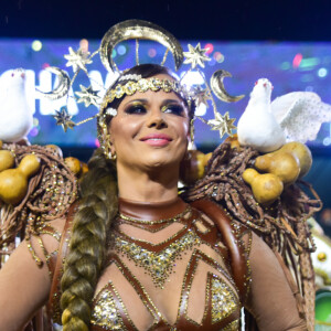 Viviane Araújo arrasou no desfile da Mancha Verde, que homenageou o Nordeste e o xaxado