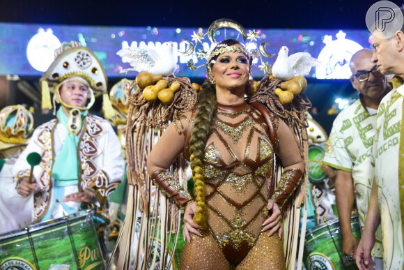Viviane Araújo arrasou no desfile da Mancha Verde, que homenageou o Nordeste e o xaxado