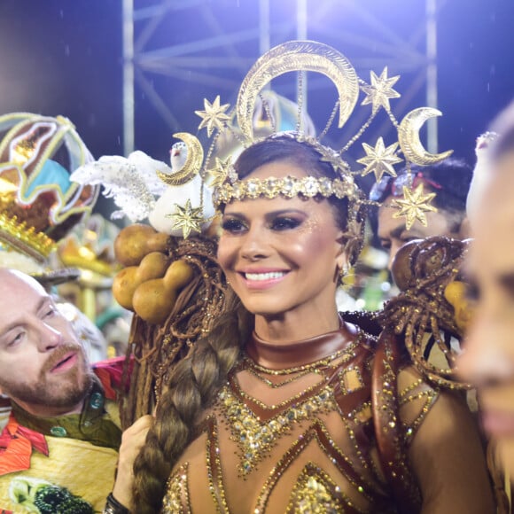 Viviane Araújo é a rainha das rainhas de bateria do carnaval