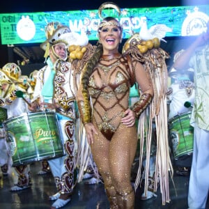 Viviane Araújo desfilou em homenagem ao Nordeste no desfile de carnaval da Mancha Verde