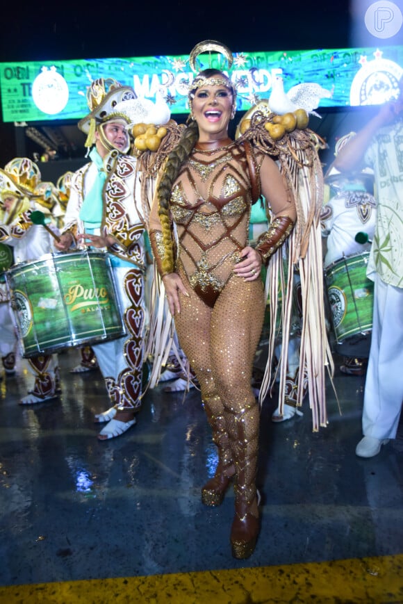 Viviane Araújo desfilou em homenagem ao Nordeste no desfile de carnaval da Mancha Verde