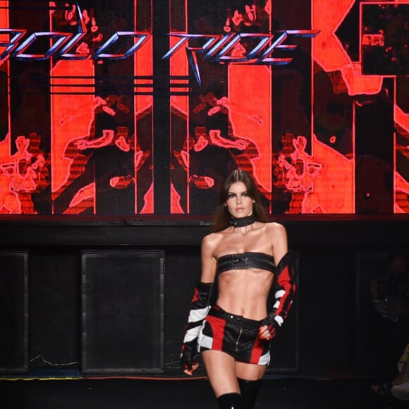 A atriz Camila Queiroz é destaque também nas passarelas: na SPFW, sua performance rendeu elogios