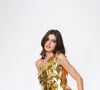 Camila Queiroz escolheu vestido dourado assimétrico para primeiro dia na Sapucaí