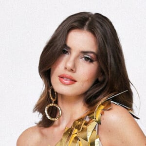 Camila Queiroz combina vestido todo dourado e make holográfica para Sapucaí. Aos detalhes!